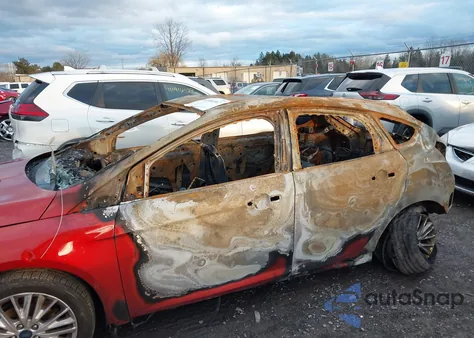 2018 Ford Focus Titanium z USA, uszkodzony, nr VIN 1FADP3N26JL296012